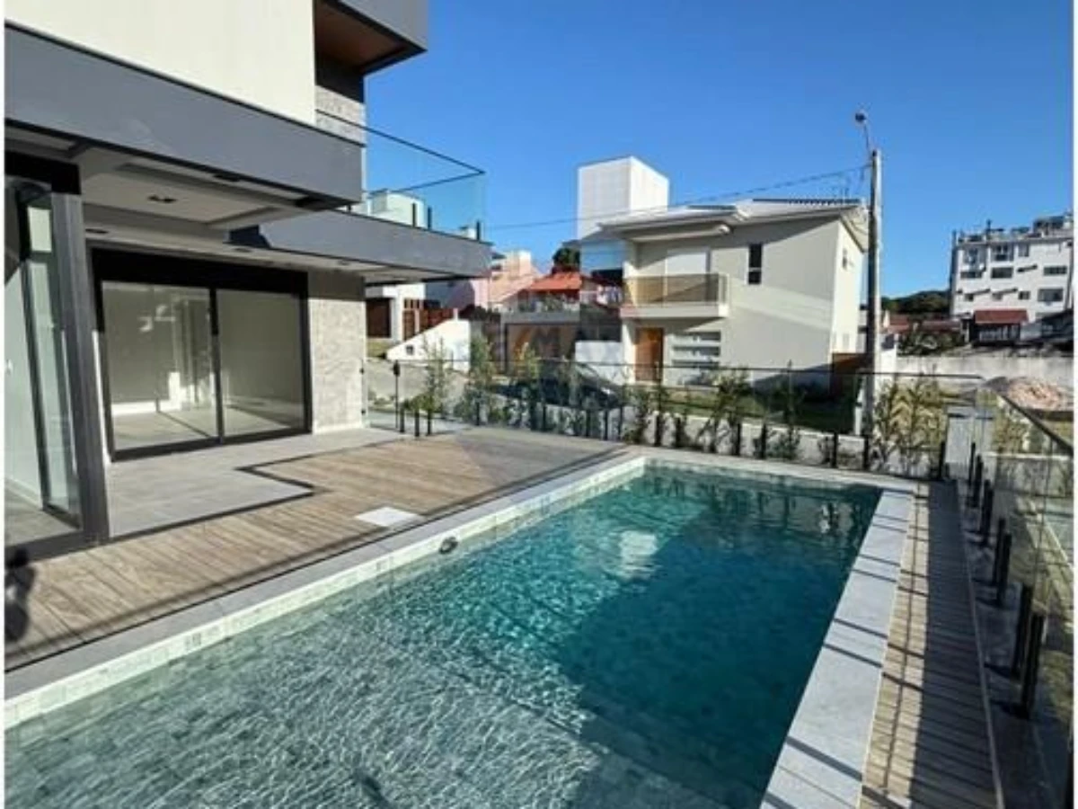 Casa 4 Suítes em Condomínio Fechado — 100 m da Praia dos Ingleses