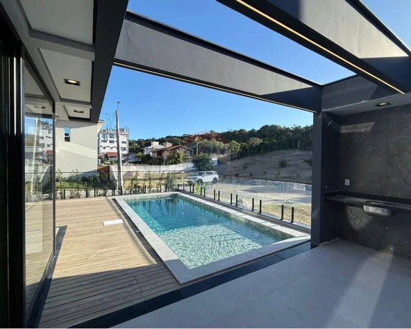 Casa 4 Suítes em Condomínio Fechado — 100 m da Praia dos Ingleses