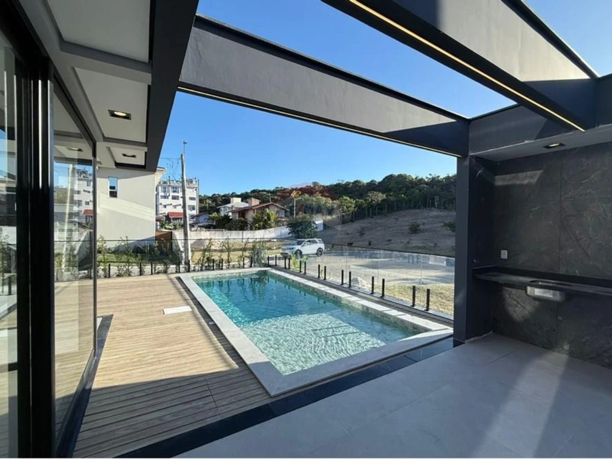 Casa 4 Suítes em Condomínio Fechado — 100 m da Praia dos Ingleses