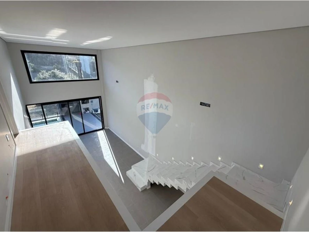 Casa 4 Suítes em Condomínio Fechado — 100 m da Praia dos Ingleses