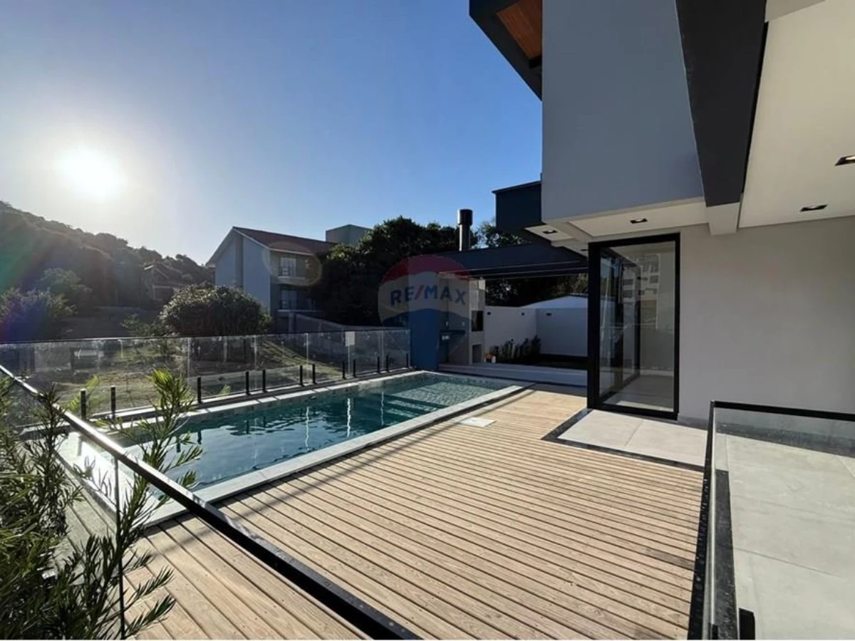 Casa 4 Suítes em Condomínio Fechado — 100 m da Praia dos Ingleses