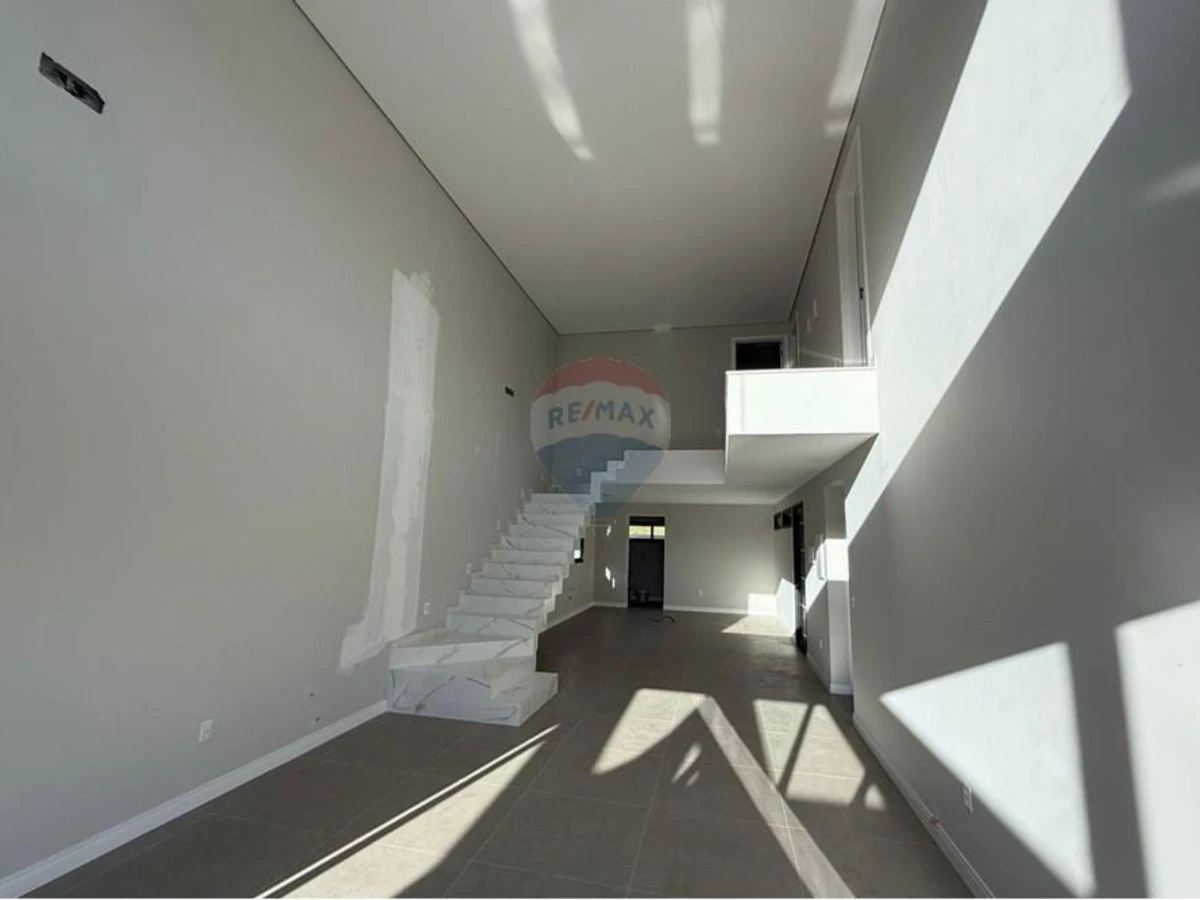 Casa 4 Suítes em Condomínio Fechado — 100 m da Praia dos Ingleses