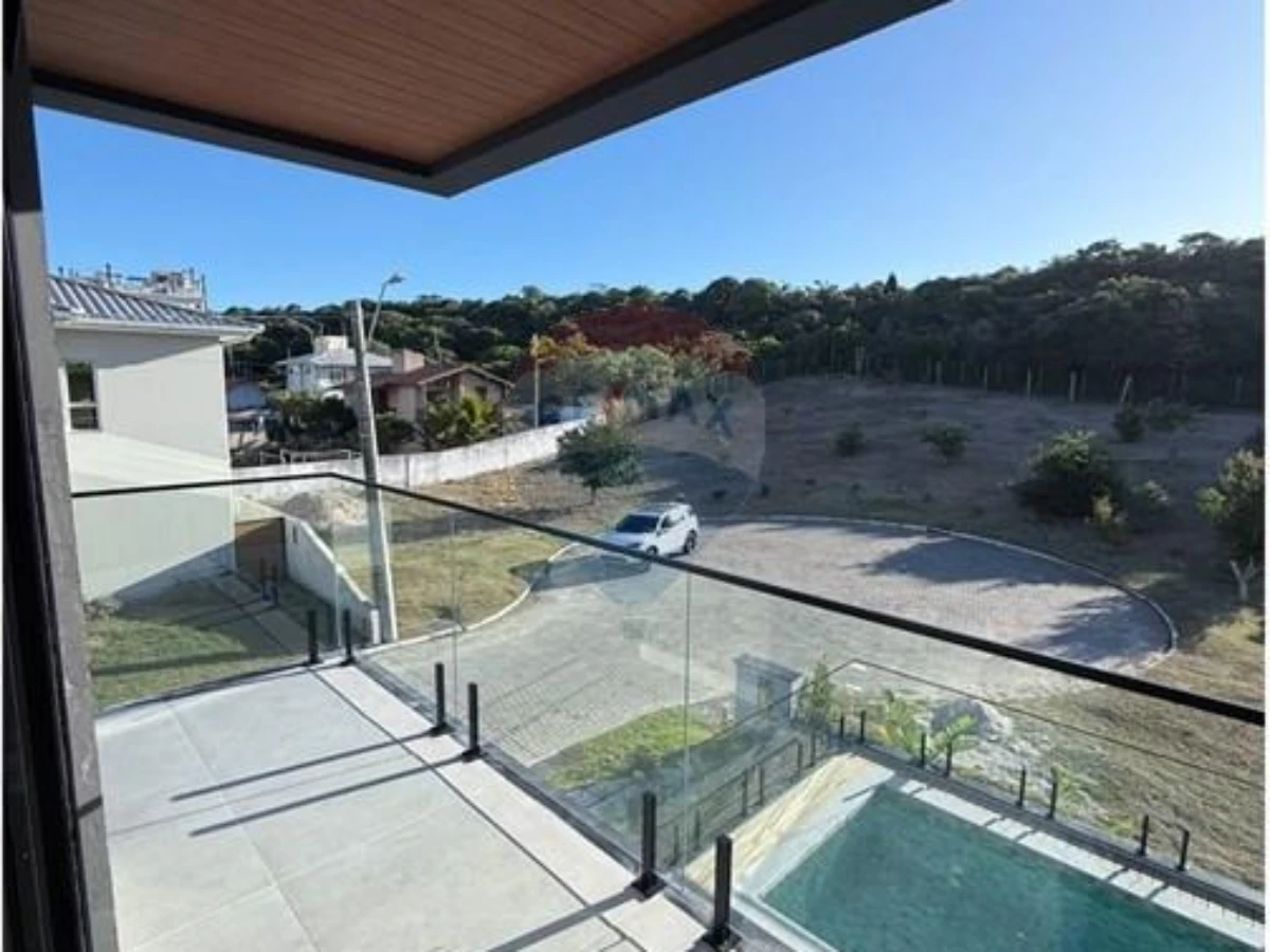 Casa 4 Suítes em Condomínio Fechado — 100 m da Praia dos Ingleses