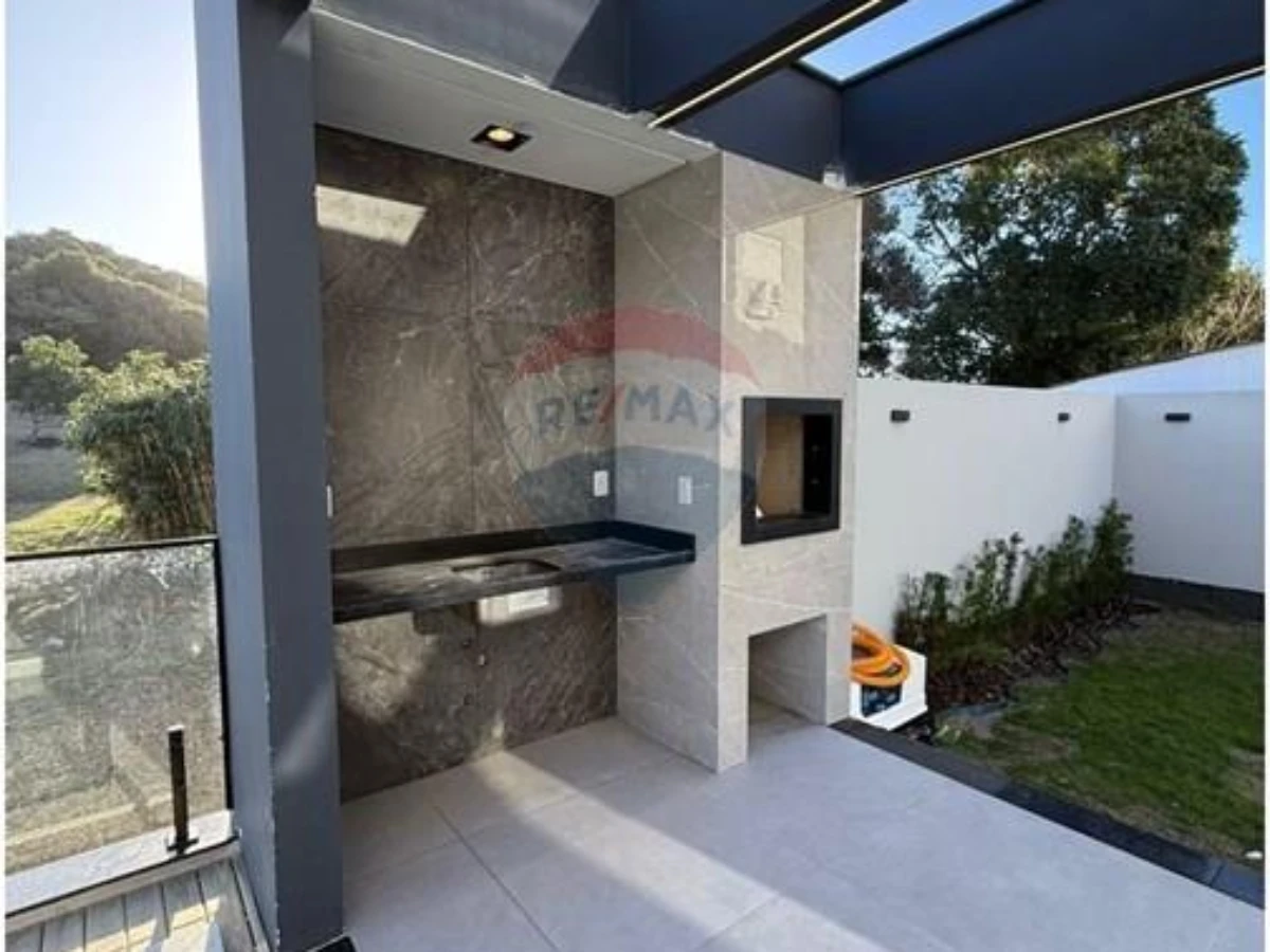 Casa 4 Suítes em Condomínio Fechado — 100 m da Praia dos Ingleses