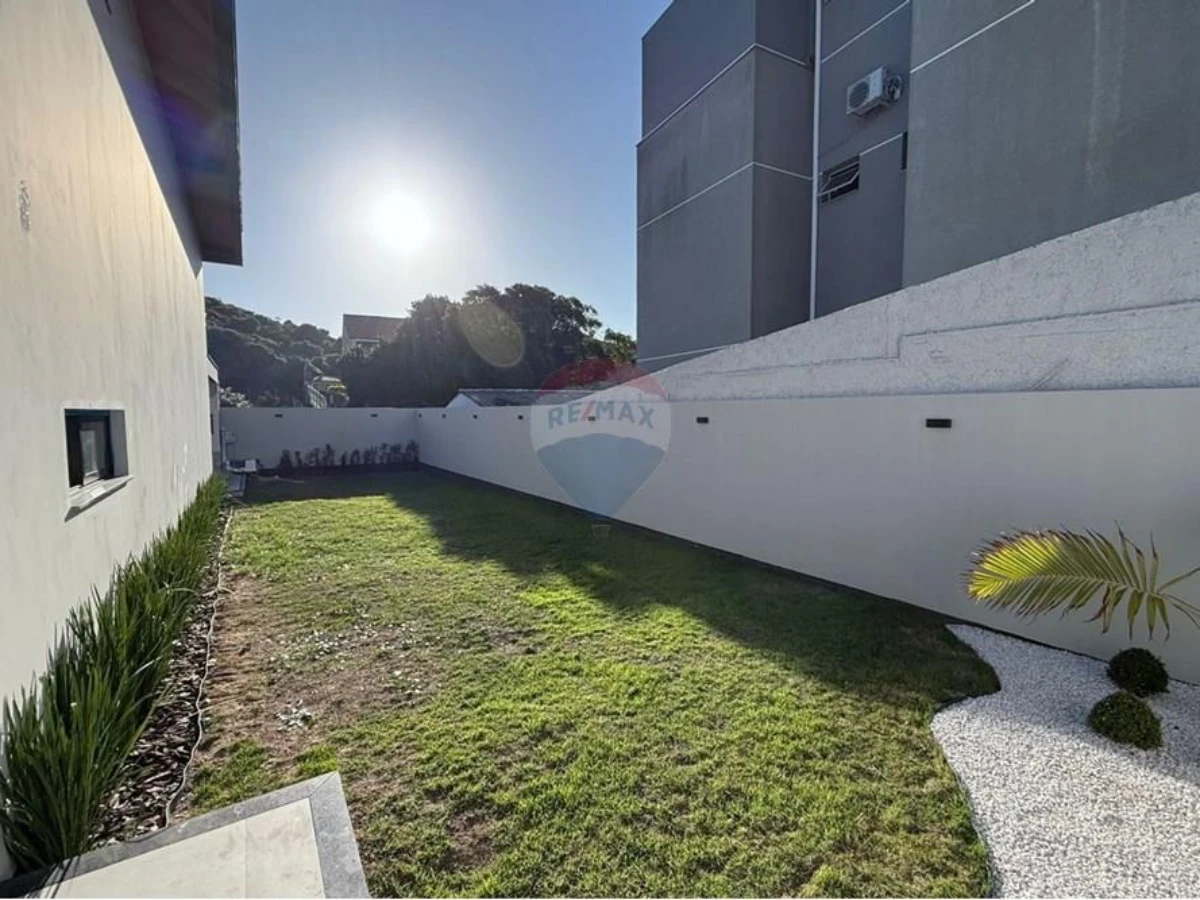 Casa 4 Suítes em Condomínio Fechado — 100 m da Praia dos Ingleses