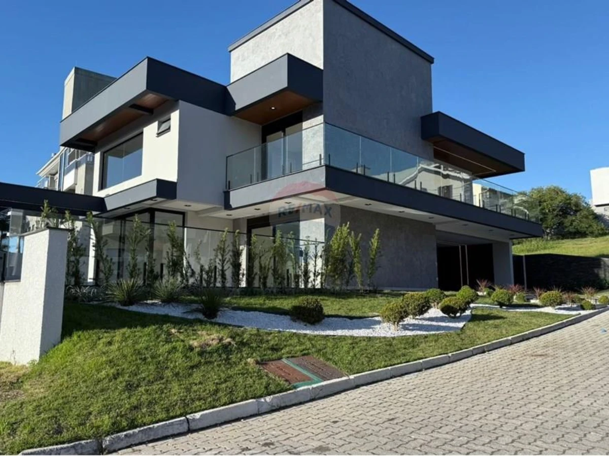 Casa 4 Suítes em Condomínio Fechado — 100 m da Praia dos Ingleses
