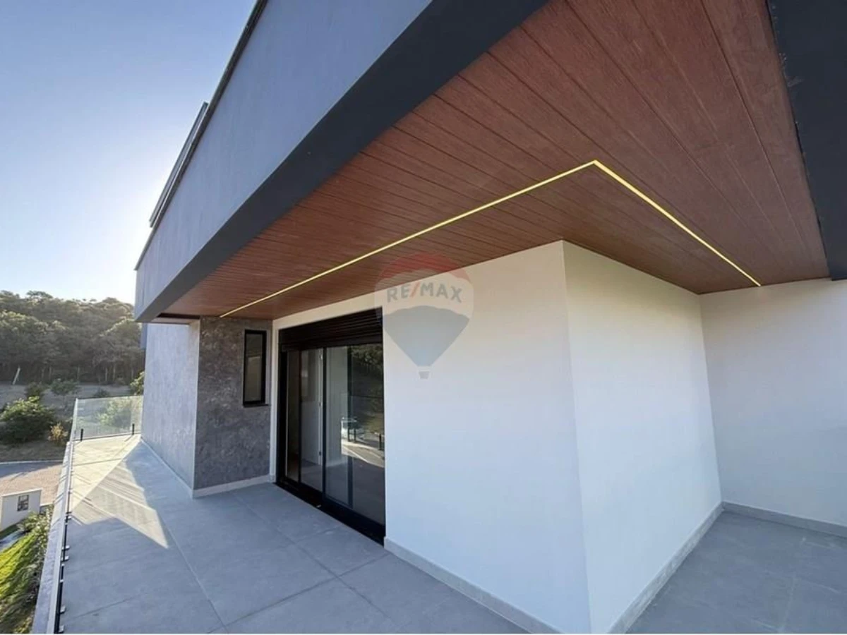 Casa 4 Suítes em Condomínio Fechado — 100 m da Praia dos Ingleses