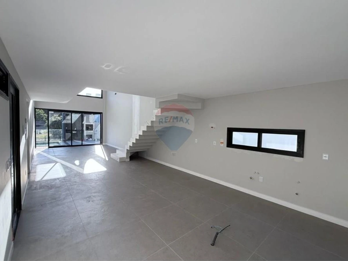 Casa 4 Suítes em Condomínio Fechado — 100 m da Praia dos Ingleses