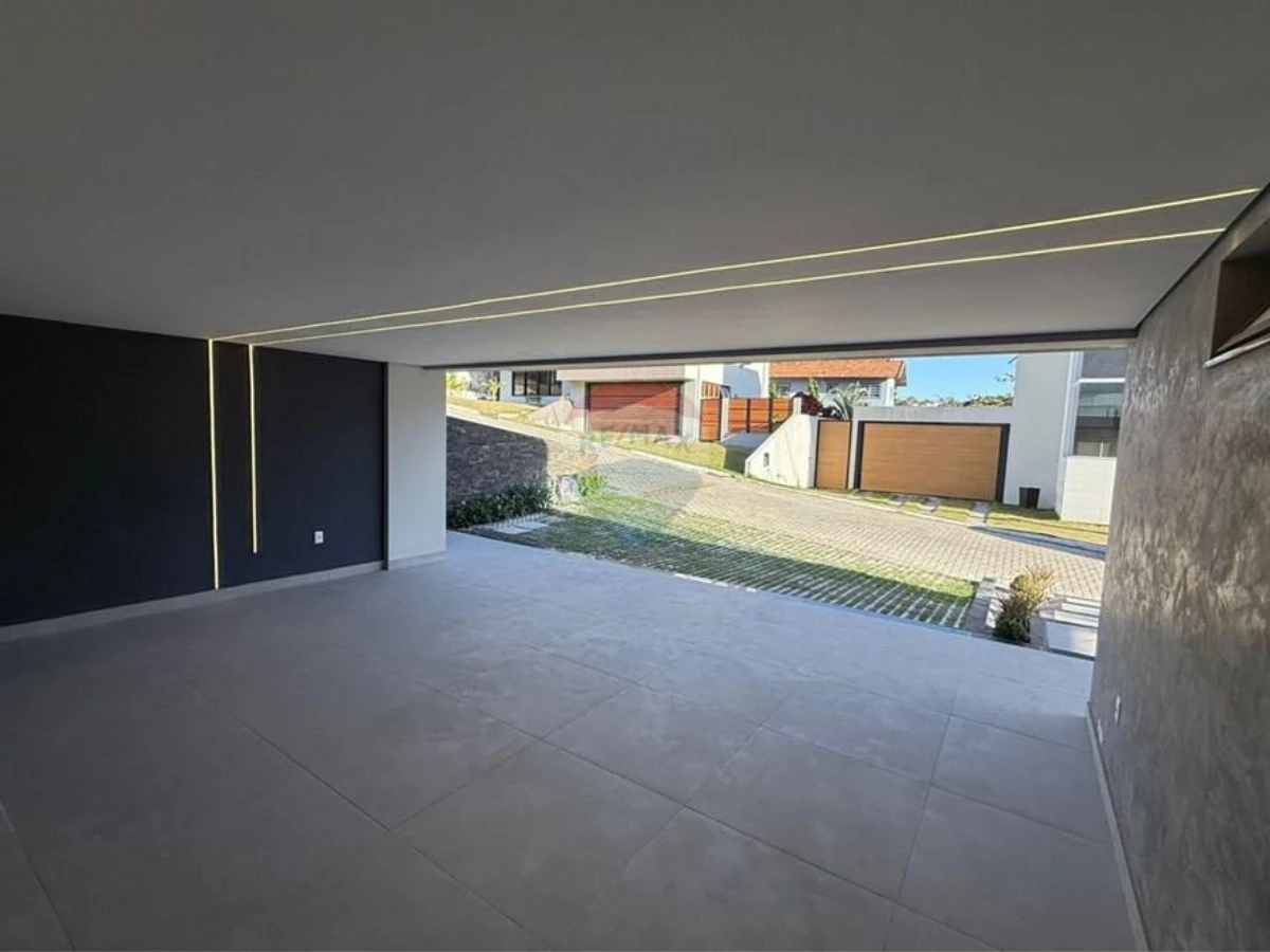 Casa 4 Suítes em Condomínio Fechado — 100 m da Praia dos Ingleses
