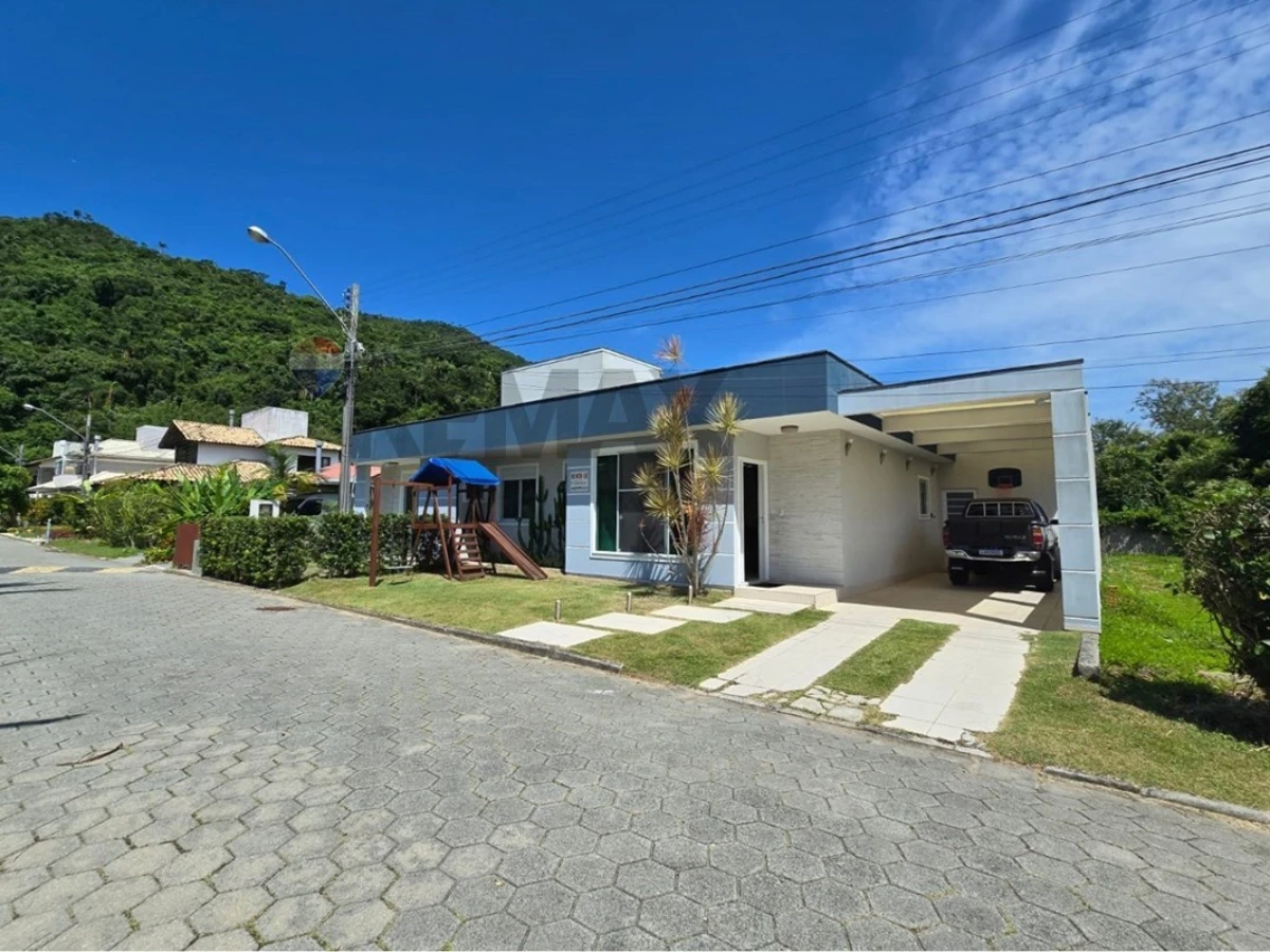 Casa 4 Dorms. em Condomínio Fechado — Cachoeira do Bom Jesus, Florianópolis