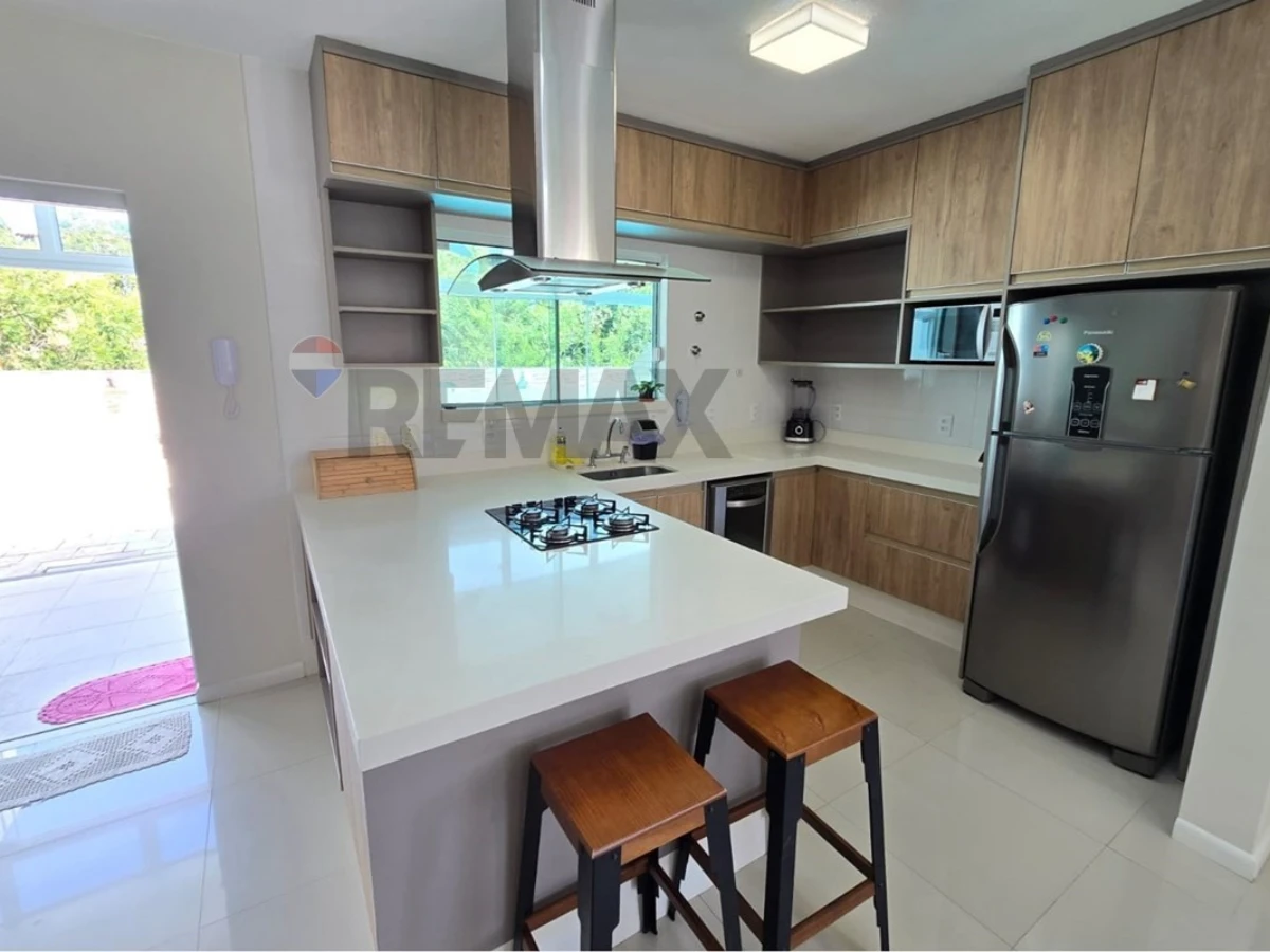 Casa 4 Dorms. em Condomínio Fechado — Cachoeira do Bom Jesus, Florianópolis