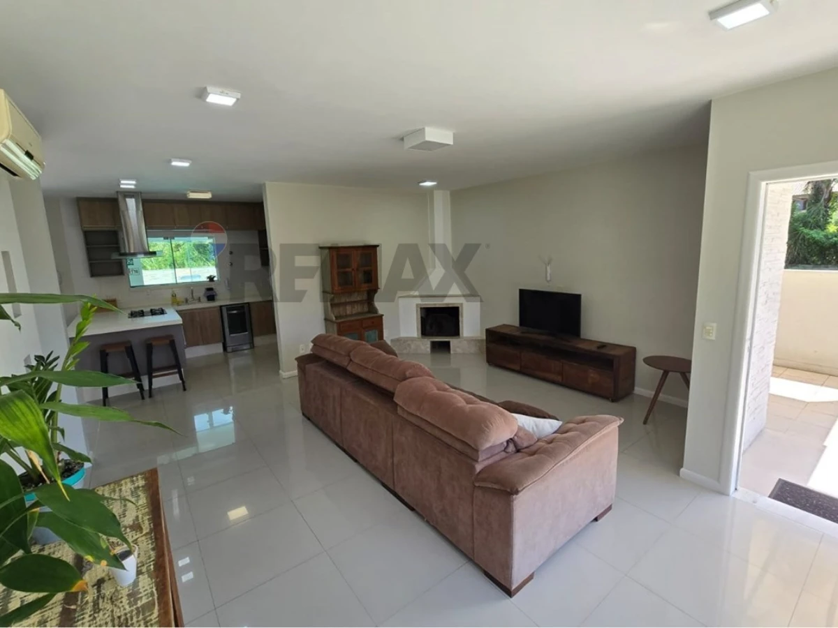 Casa 4 Dorms. em Condomínio Fechado — Cachoeira do Bom Jesus, Florianópolis