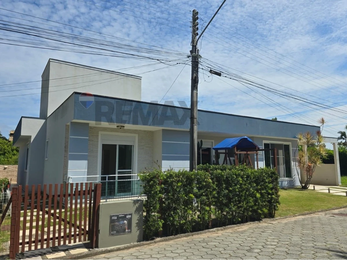 Casa 4 Dorms. em Condomínio Fechado — Cachoeira do Bom Jesus, Florianópolis