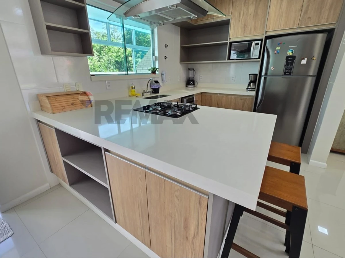 Casa 4 Dorms. em Condomínio Fechado — Cachoeira do Bom Jesus, Florianópolis