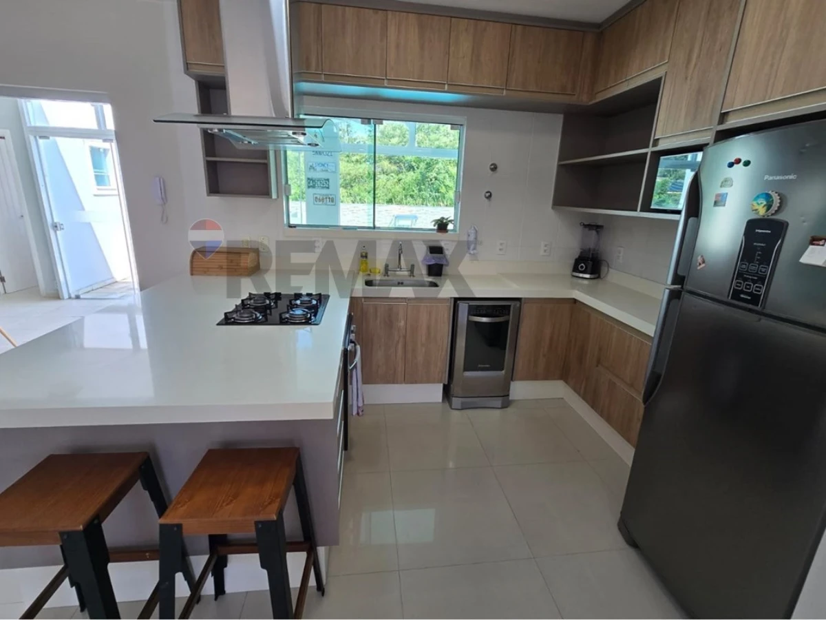 Casa 4 Dorms. em Condomínio Fechado — Cachoeira do Bom Jesus, Florianópolis