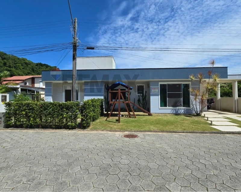 Casa 4 Dorms. em Condomínio Fechado — Cachoeira do Bom Jesus, Florianópolis