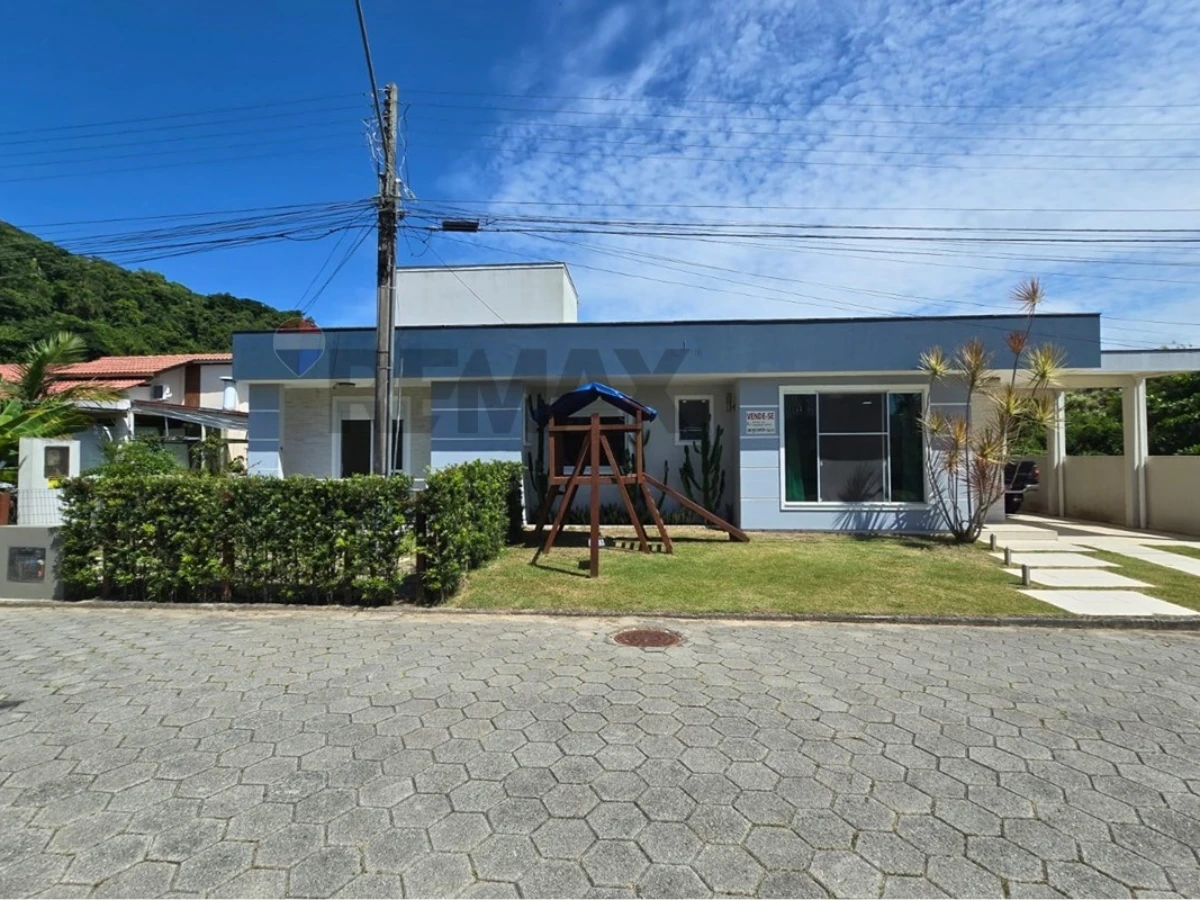Casa 4 Dorms. em Condomínio Fechado — Cachoeira do Bom Jesus, Florianópolis