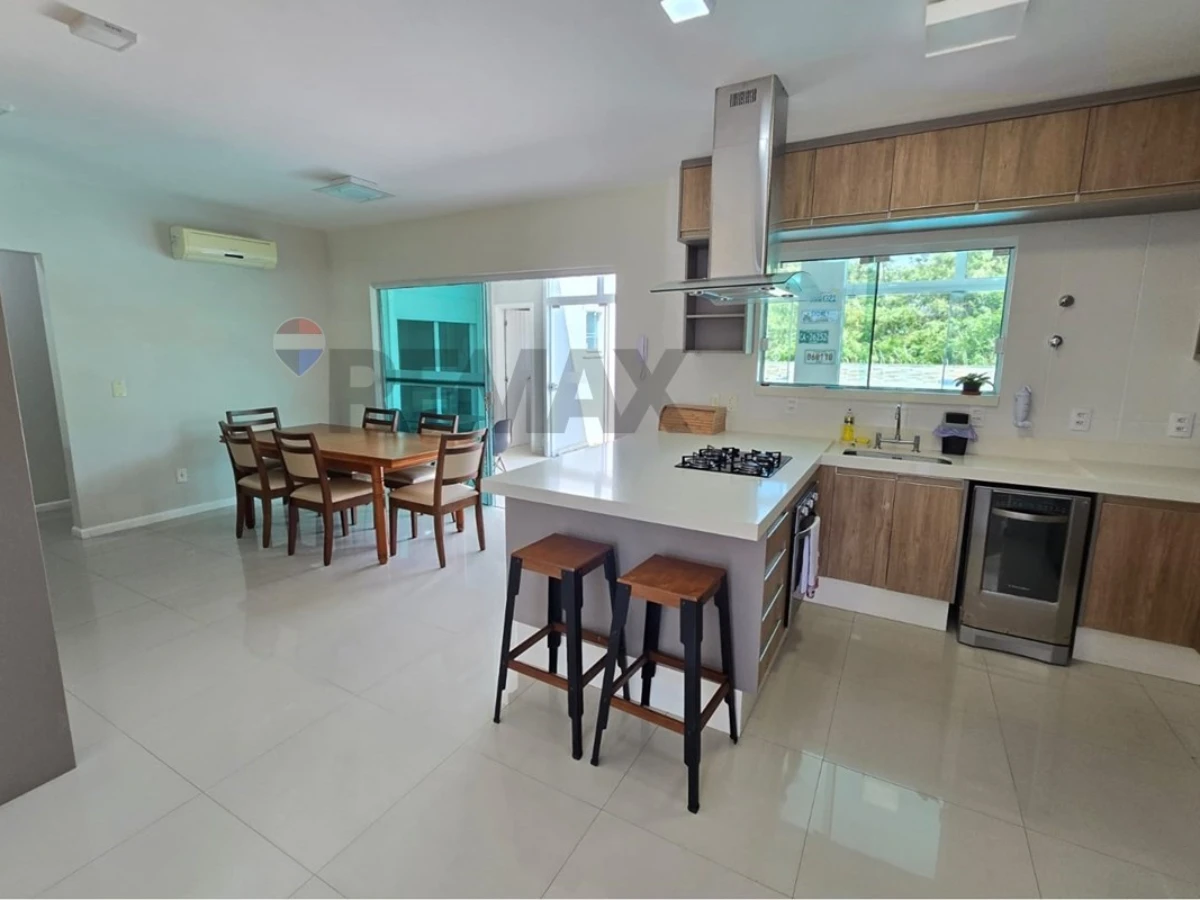 Casa 4 Dorms. em Condomínio Fechado — Cachoeira do Bom Jesus, Florianópolis