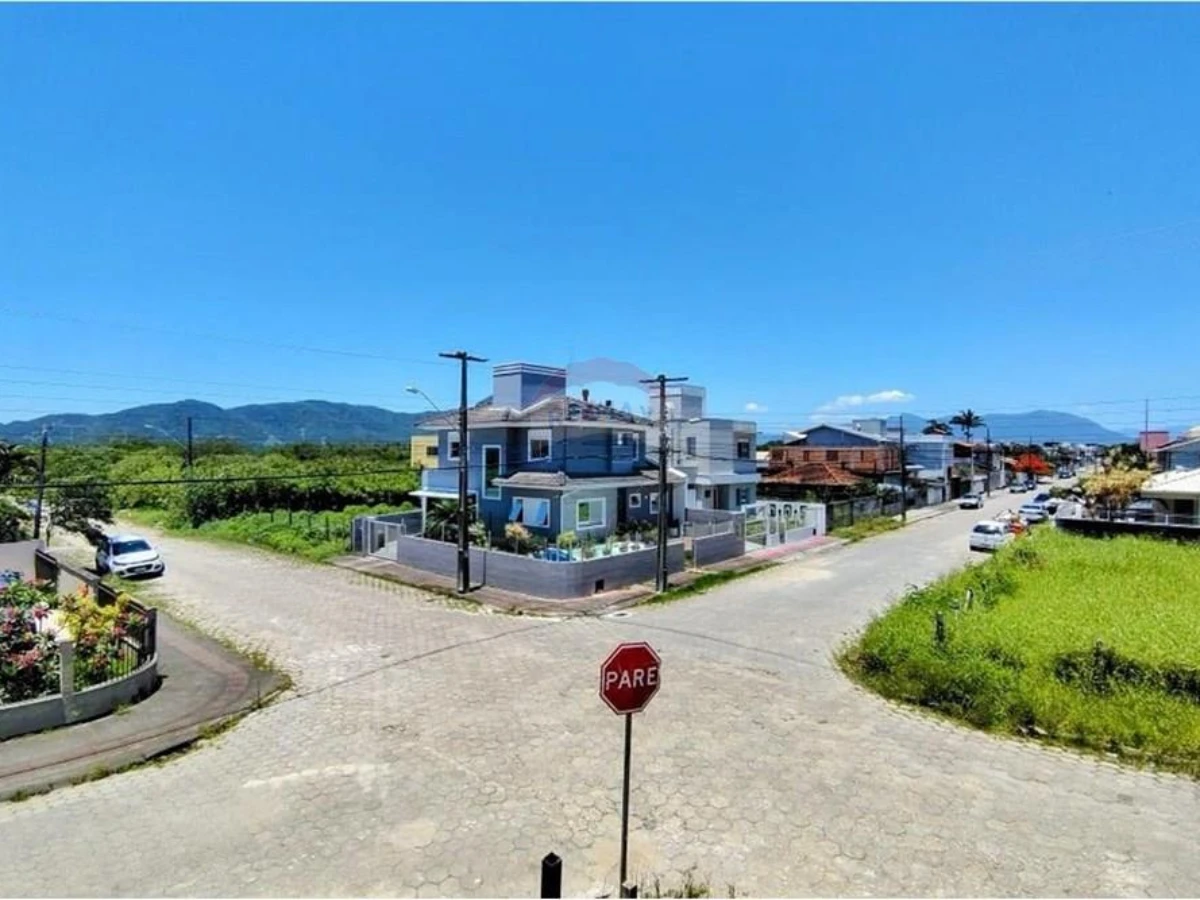 Sobrado 3 Dormitórios à Venda em Carianos, Florianópolis
