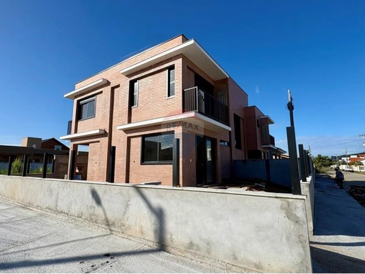 Sobrado 3 Dormitórios à Venda em Carianos, Florianópolis