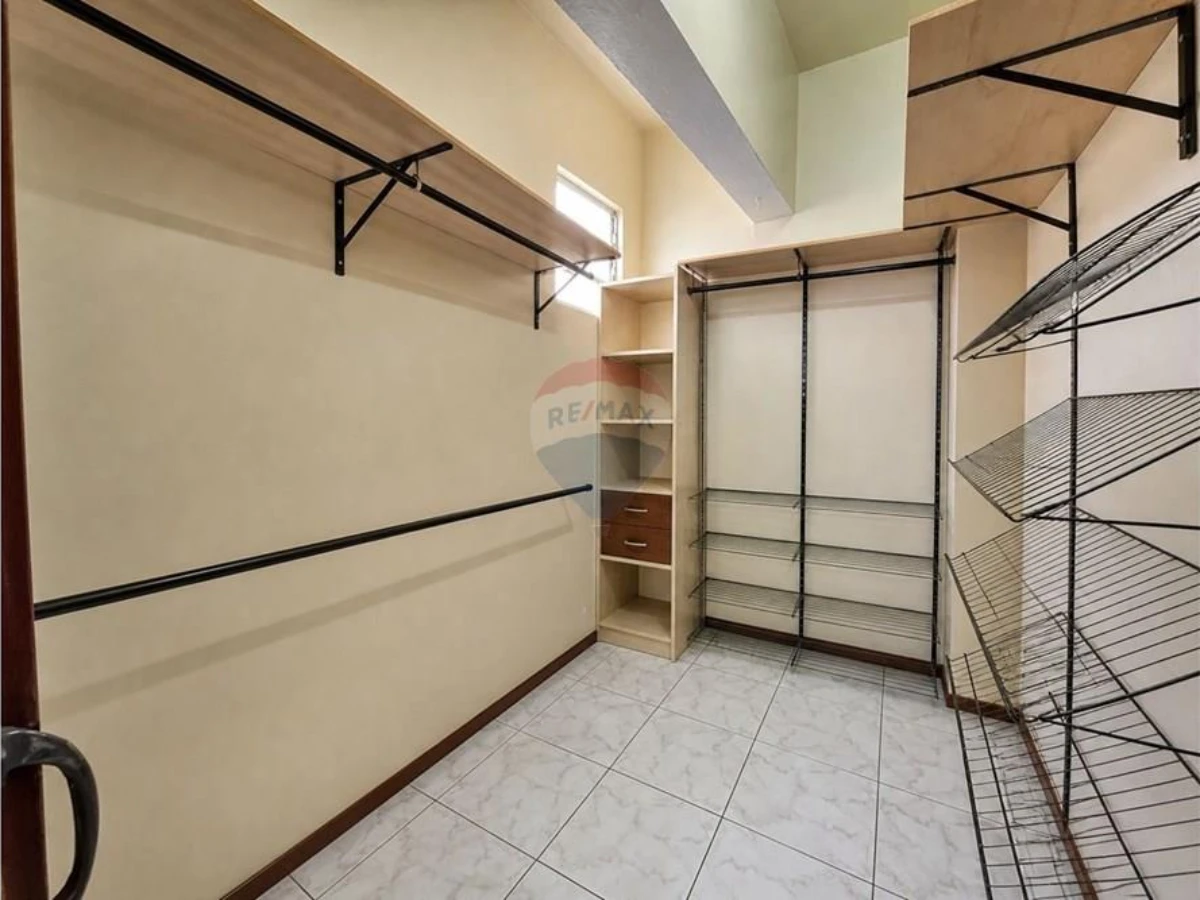 Casa 4 Dormitórios com Vista para o Mar à Venda em Itaguaçu, Florianópolis