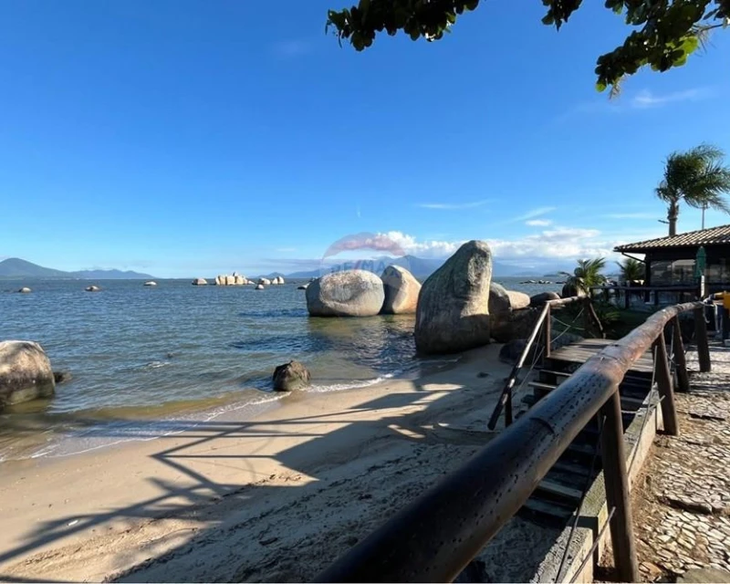 Casa 4 Dormitórios com Vista para o Mar à Venda em Itaguaçu, Florianópolis