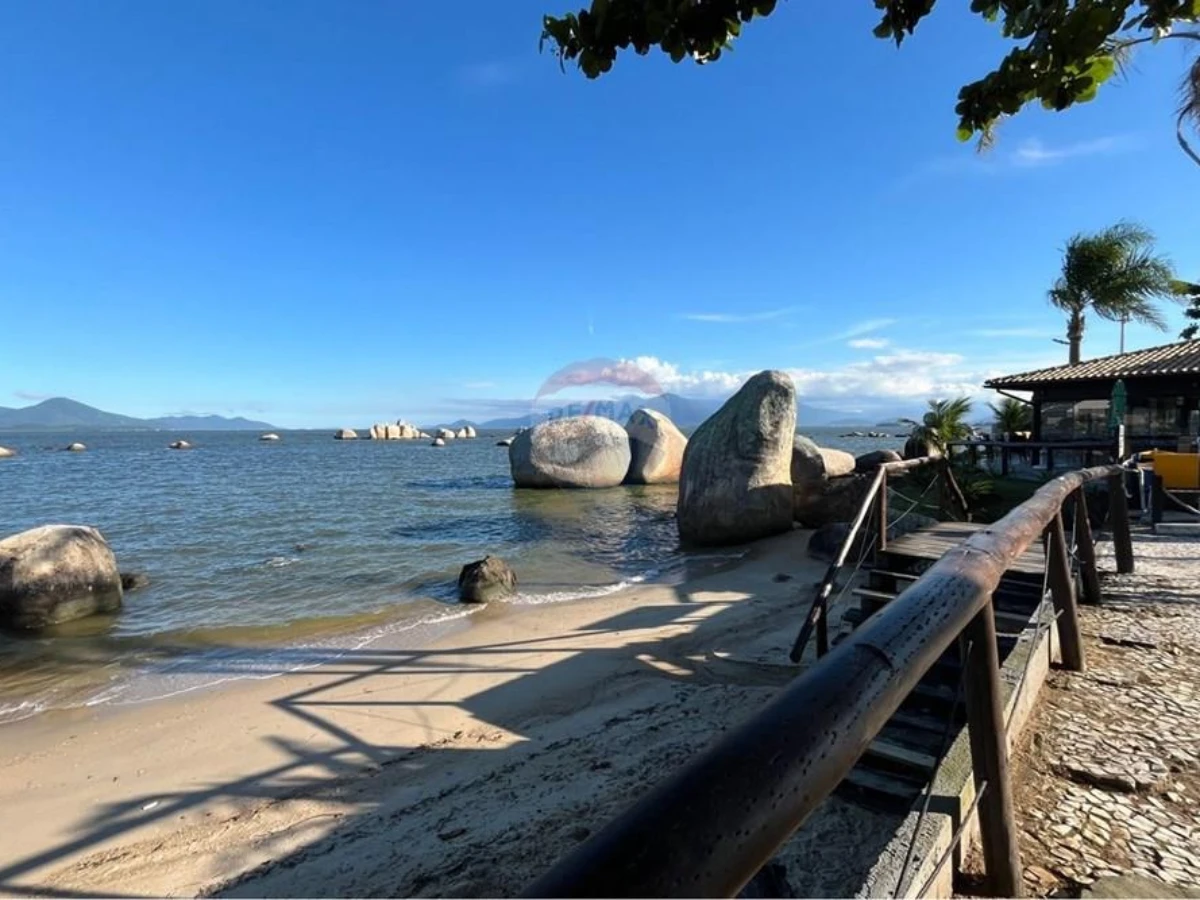 Casa 4 Dormitórios com Vista para o Mar à Venda em Itaguaçu, Florianópolis